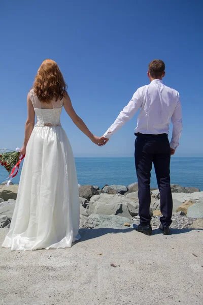 Gelin ve Damat Düğün buket gül tutan