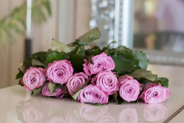 Gran Ramo Rosas Rosadas Sobre Piano Blanco —  Fotos de Stock