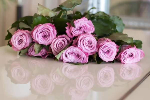 Grande Mazzo Rose Rosa Pianoforte Bianco — Foto Stock