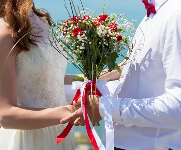 新郎和新娘举行婚礼花束与玫瑰 — 图库照片