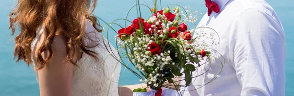 Mariée Marié Tenant Bouquet Mariage Avec Des Roses — Photo