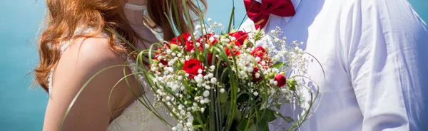 Gelin ve Damat Düğün buket gül tutan