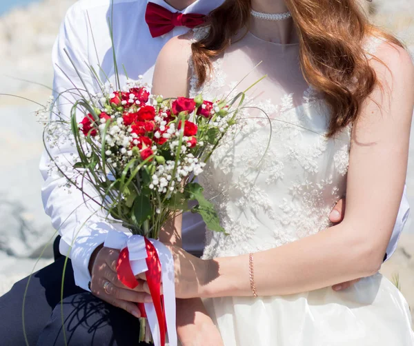 신부와 결혼식 꽃다발 장미를 — 스톡 사진