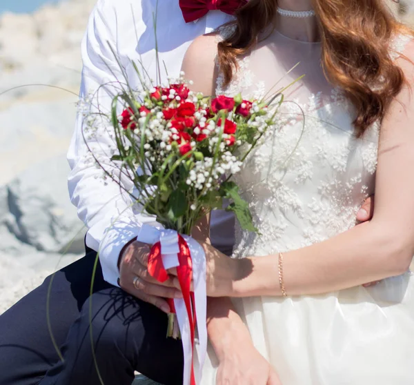 Gelin ve Damat Düğün buket gül tutan