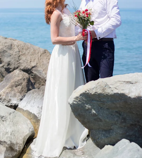 Noiva Noivo Segurando Buquê Casamento Com Rosas — Fotografia de Stock