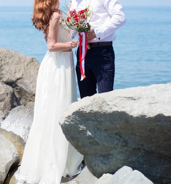 Novia Novio Celebrando Ramo Bodas Con Rosas —  Fotos de Stock