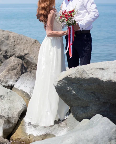 Gelin ve Damat Düğün buket gül tutan