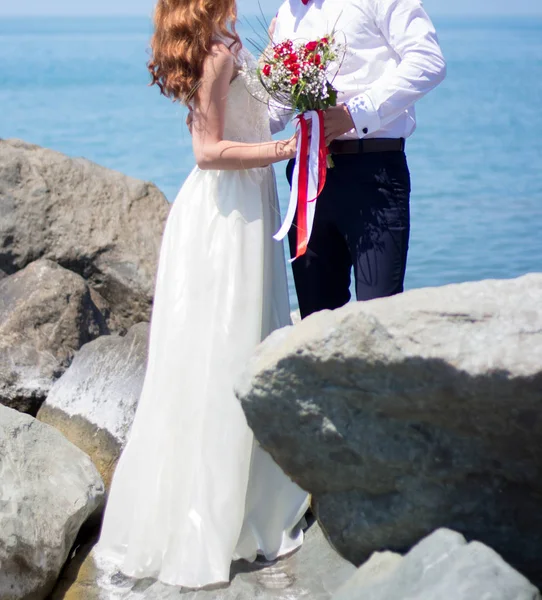 Gelin ve Damat Düğün buket gül tutan