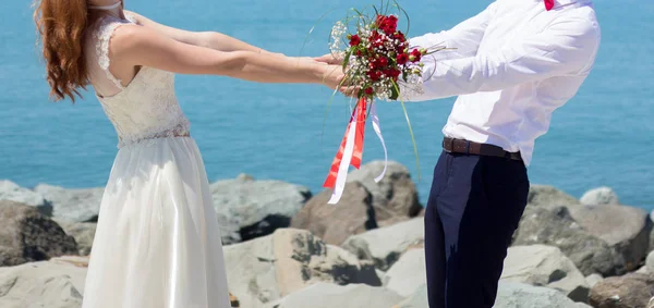 Novia Novio Celebrando Ramo Bodas Con Rosas —  Fotos de Stock