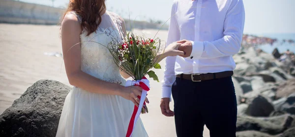 Menyasszony Vőlegény Esküvői Csokor Rózsa Gazdaság — Stock Fotó