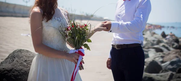 Bruden Och Brudgummen Håller Bröllop Bukett Med Rosor — Stockfoto