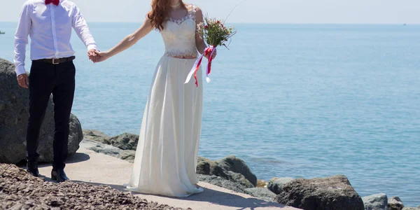 Noiva Noivo Segurando Buquê Casamento Com Rosas — Fotografia de Stock