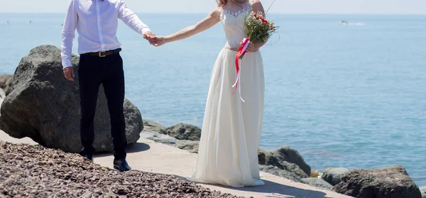 Gelin ve Damat Düğün buket gül tutan