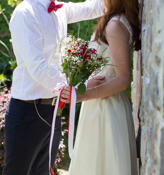 Gelin ve Damat Düğün buket gül tutan