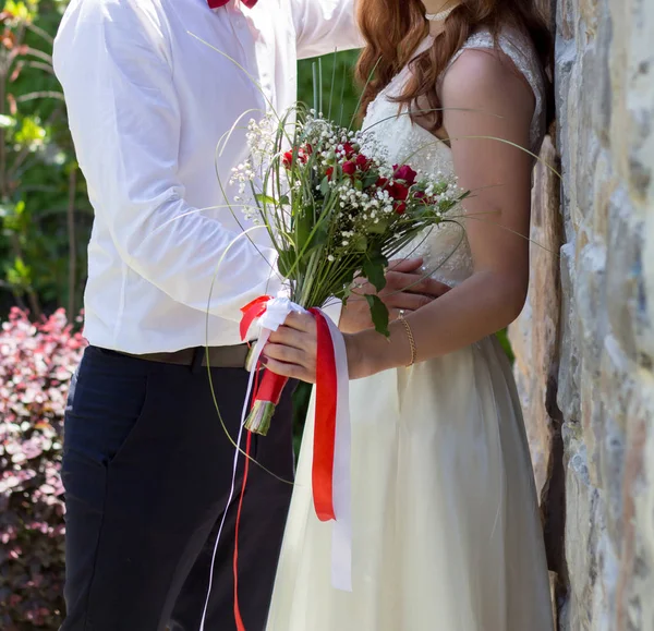 Sposa Sposo Possesso Bouquet Sposa Con Rose — Foto Stock