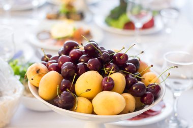 Bir restoranda bir ziyafette meyve tabağı