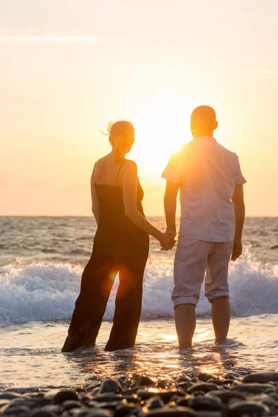 mutlu genç bir çift sahilde