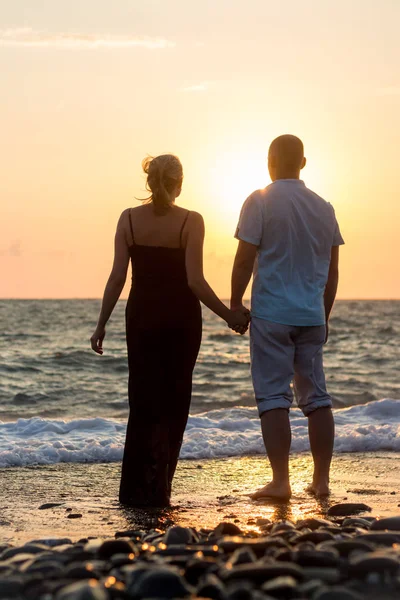 Jonge Gelukkige Paar Het Strand — Stockfoto