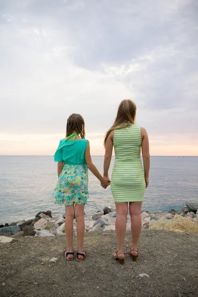 母女俩站在海滩上 — 图库照片