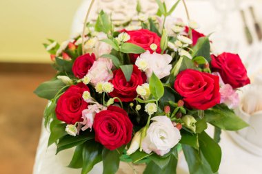 büyük bir buket çiçek