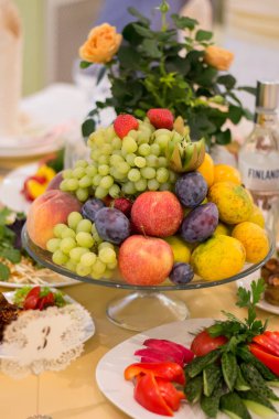 Bir restoranda bir ziyafette meyve tabağı