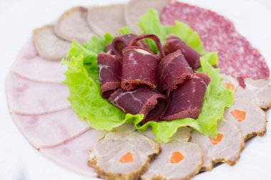 Tabakta Dilimlenmiş Et