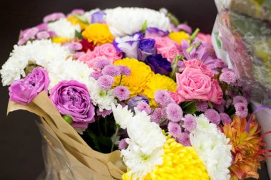 büyük bir buket çiçek