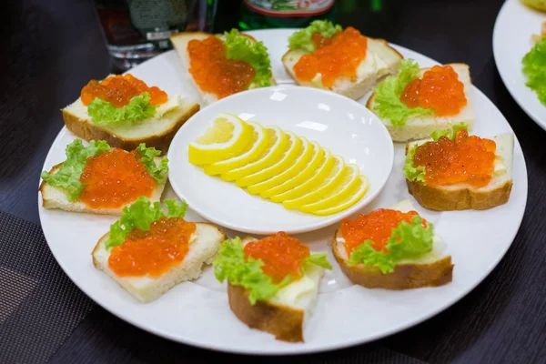 Сэндвичи Красной Икрой Лимоном Белой Тарелке — стоковое фото