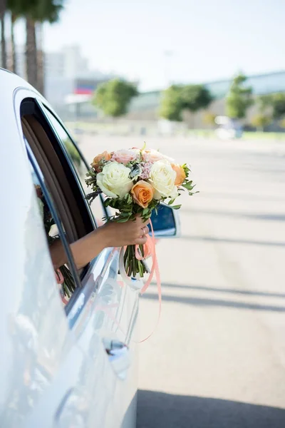 Bridal Bouquet Car Window — Stock Photo, Image