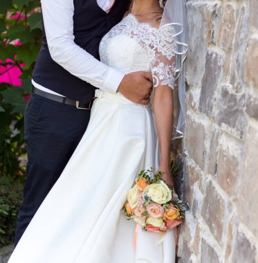 Gelin ve Damat Düğün buket gül tutan