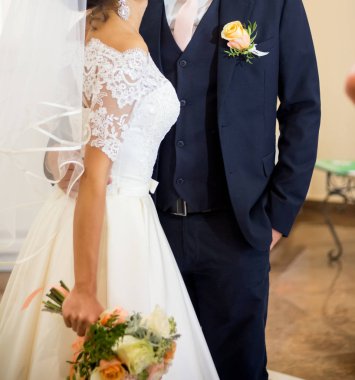 Gelin ve Damat Düğün buket gül tutan