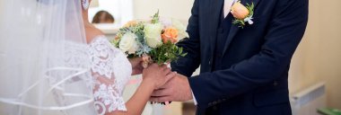 Gelin ve Damat Düğün buket gül tutan