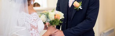 Gelin ve Damat Düğün buket gül tutan