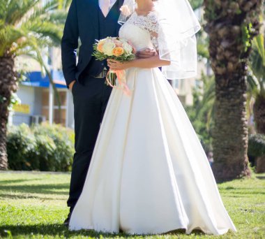 Gelin ve Damat Düğün buket gül tutan