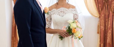 Gelin ve Damat Düğün buket gül tutan