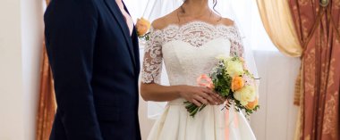 Gelin ve Damat Düğün buket gül tutan