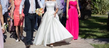 mutlu gelin ve damadın düğünde Parkta yürümek