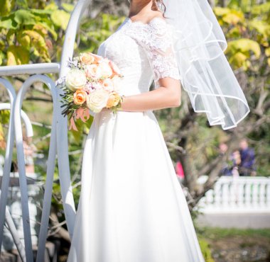 Düğün buketi olan gelin.