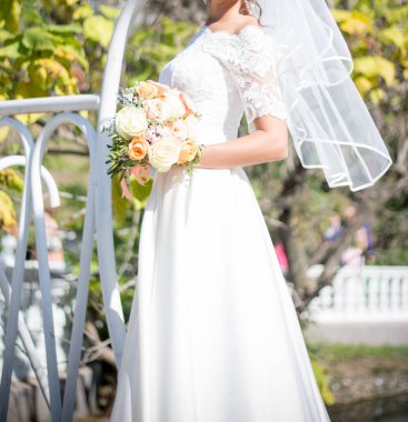 Düğün buketi olan gelin.