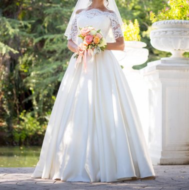 Düğün buketi olan gelin.