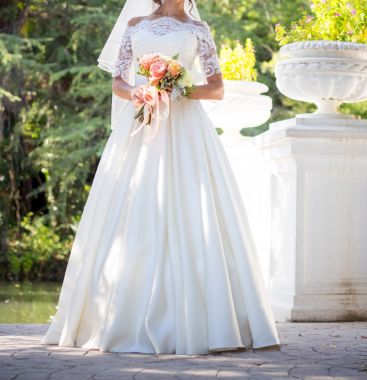 Düğün buketi olan gelin.