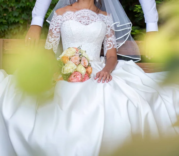 Pengantin Wanita Dan Pengantin Pria Memegang Buket Pernikahan Dengan Mawar — Stok Foto