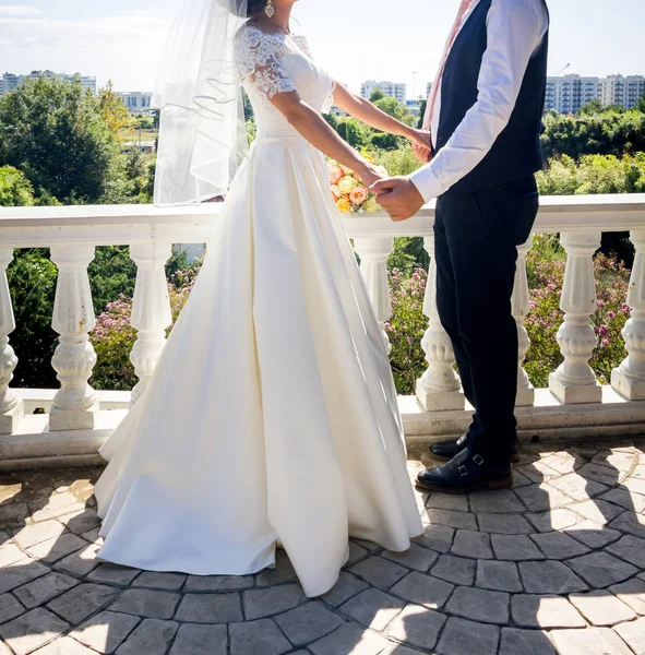 Novia Feliz Novio Paseo Boda Parque —  Fotos de Stock