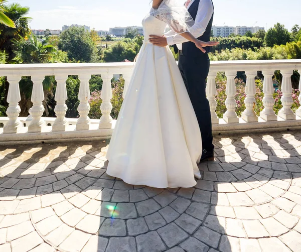 Gelukkige Bruid Bruidegom Wedding Wandeling Het Park — Stockfoto