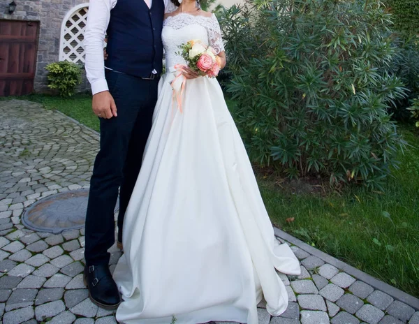 Gelin Damat Düğün Buket Gül Tutan — Stok fotoğraf