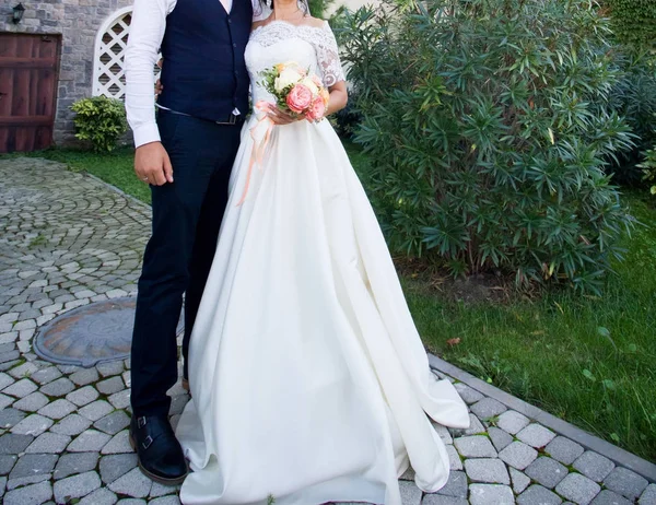 Mariée Marié Tenant Bouquet Mariage Avec Des Roses — Photo