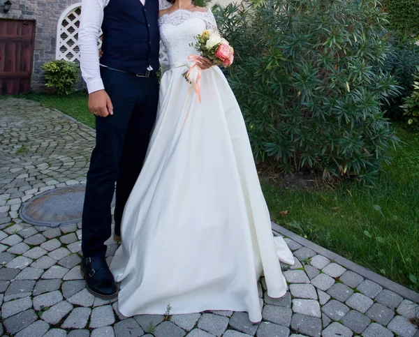 Bruden Och Brudgummen Håller Bröllop Bukett Med Rosor — Stockfoto