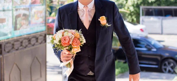 Groom Goes Bouquet Bride — Stock Photo, Image