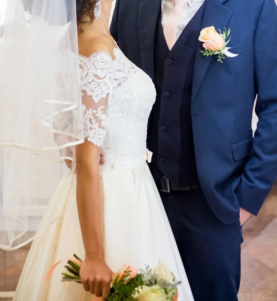 Novia Novio Celebrando Ramo Bodas Con Rosas — Foto de Stock