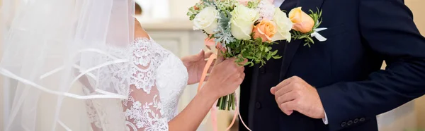 Novia Novio Celebrando Ramo Bodas Con Rosas —  Fotos de Stock